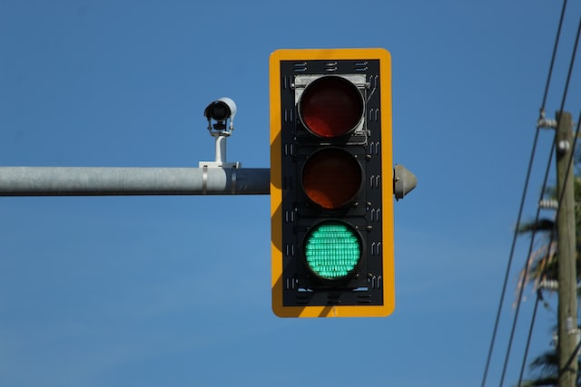 La ingeniosa señal de tráfico para que los coches no corran: “Conduce despacio. No sobran vecinos” La ingeniosa señal de tráfico para que los coches no corran: “Conduce despacio. No sobran vecinos”